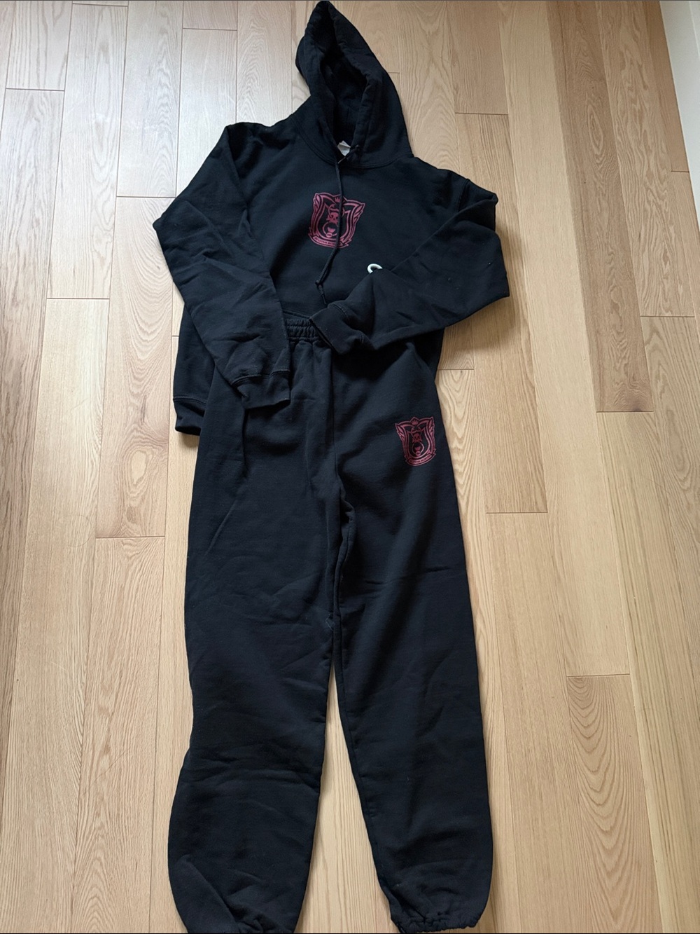 Deadly Class Crew gift Gildan Black Hoodie and Sweatpants Set with Red Crest